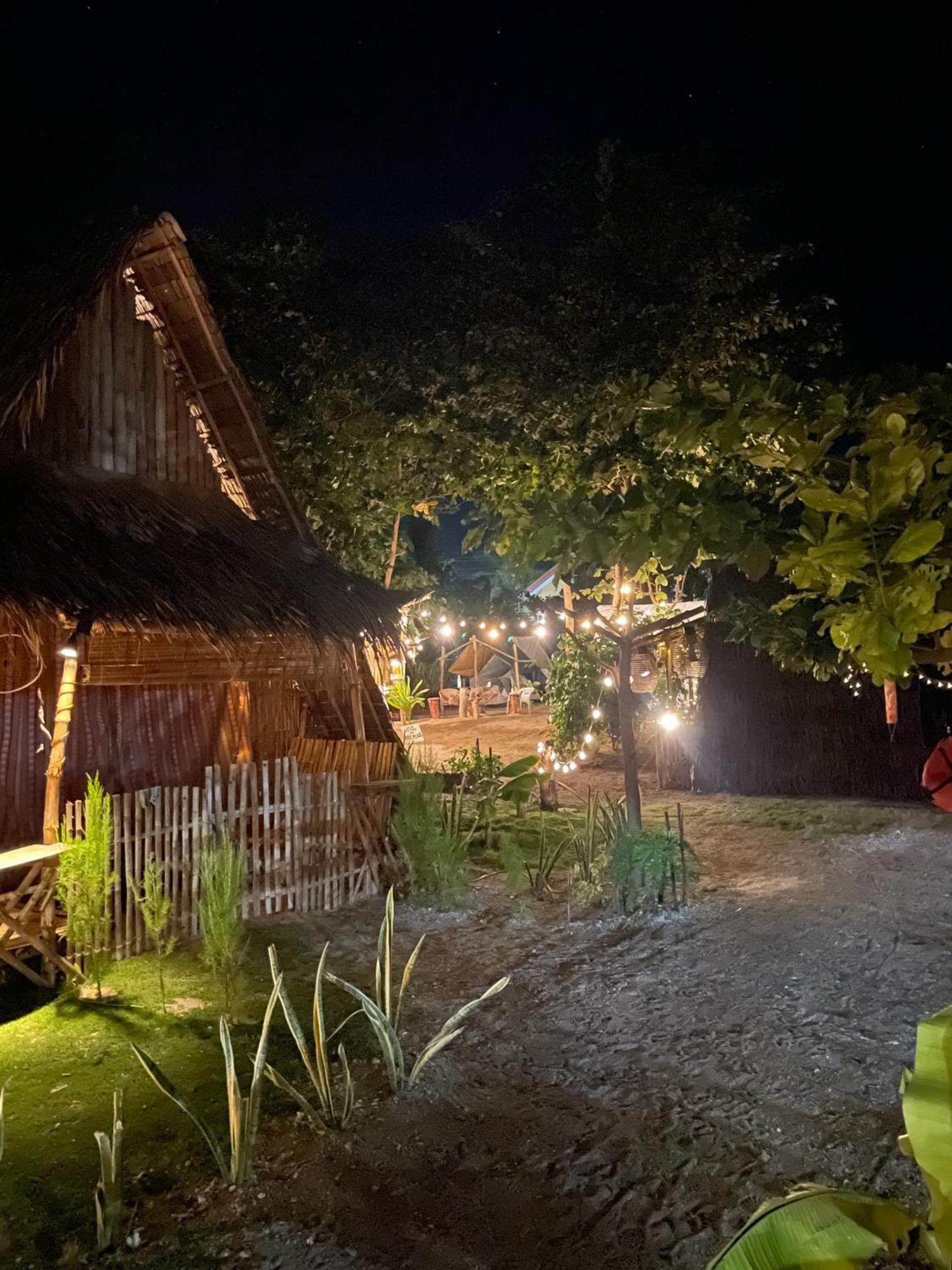 Tribal Huts Community Hostel Daanbantayan Exterior foto