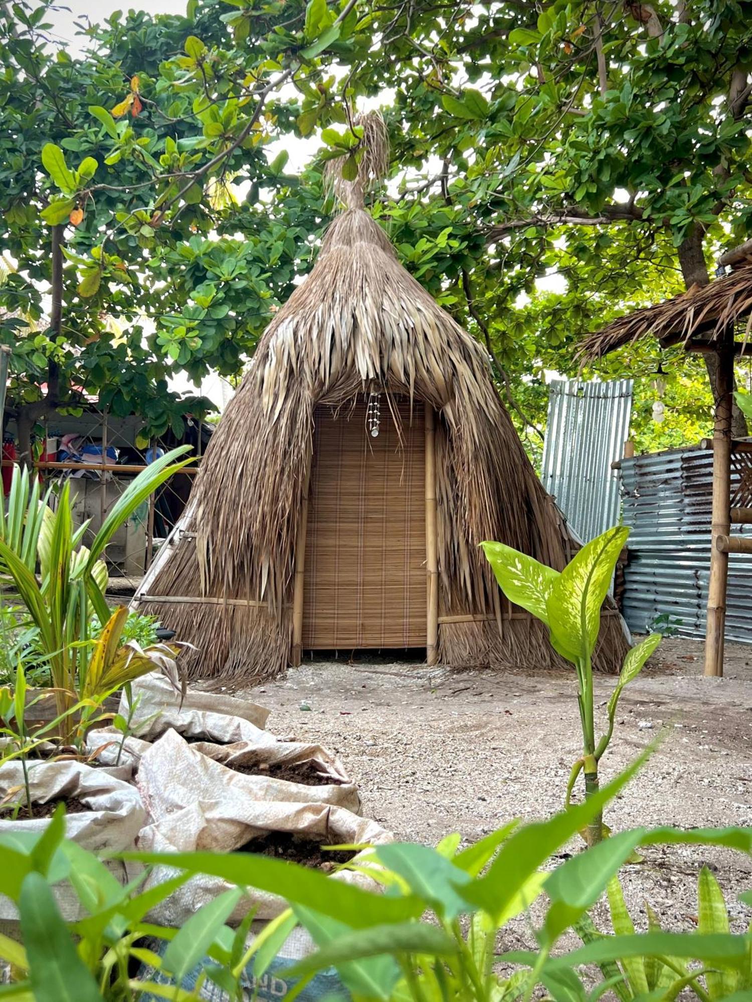 Tribal Huts Community Hostel Daanbantayan Cameră foto